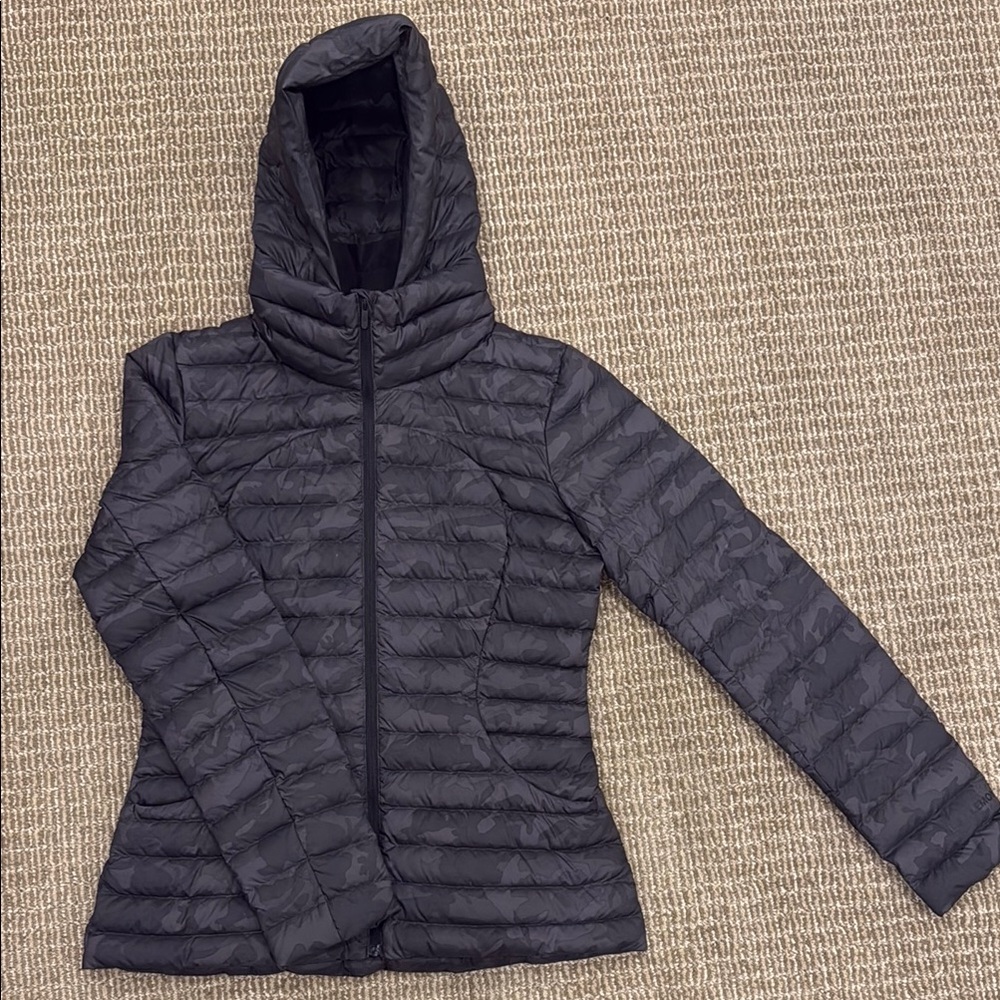 LuluLemon Women’s Pack IT Down Jacket. Incognito Camo. Size 8. Great condition.